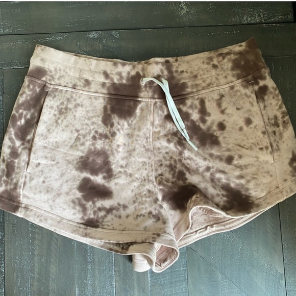 Lululemon innner glow shorts - Picture 4 of 4